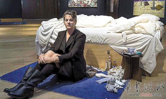 2700萬的床:翠西·艾敏《我的床》拍賣 翠西·艾敏在《我的床》前