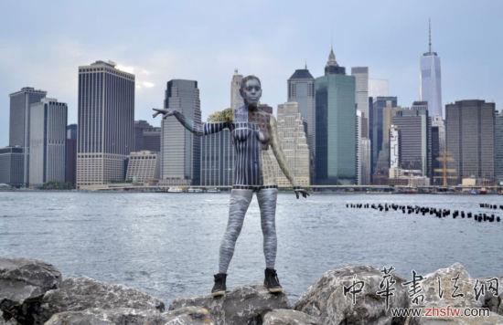 一名“隱身模特”站在紐約天際線前。（網(wǎng)頁截圖）