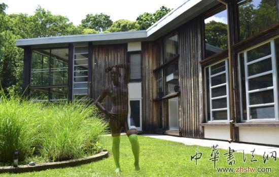 站在房屋前的“隱身模特”（網(wǎng)頁截圖）