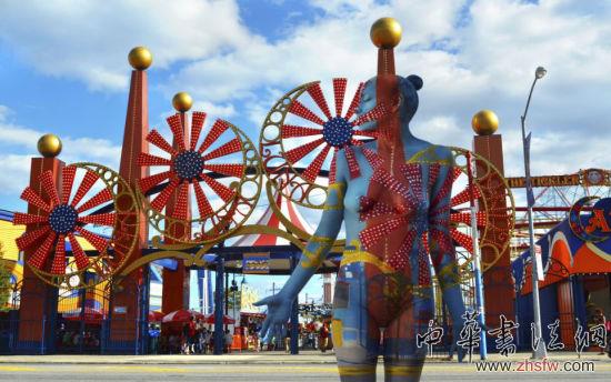 站在科尼島的“隱身模特”（網(wǎng)頁截圖）