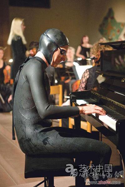 荷蘭藝術(shù)家吉多·凡·德·維爾福（Guido van der Werve）表演行為藝術(shù)