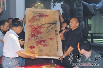 安登遠向市民介紹藏品