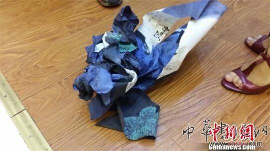 壽星畫家竟當(dāng)場(chǎng)撕毀了自己價(jià)值近百萬(wàn)的畫作，散落一地現(xiàn)場(chǎng)！ 范家成 攝