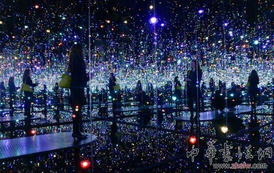 草間彌生作品《無限》(Infinity) ，去年在紐約大衛(wèi)·茨維爾納畫廊(David Zwirner Gallery)展出