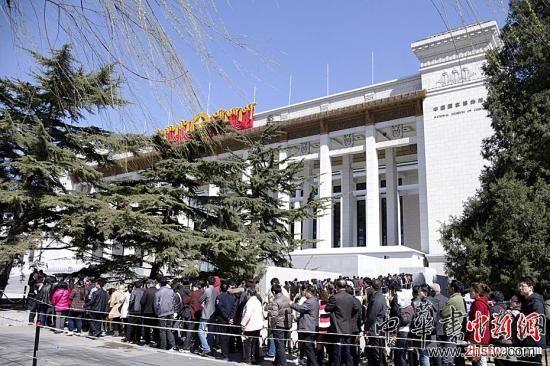 資料圖：位于北京的中國(guó)國(guó)家博物館前，等待參觀的觀眾排起長(zhǎng)龍。九州 攝 圖片來(lái)源：CNSPHOTO 