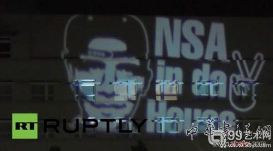 德國(guó)藝術(shù)家向美使館外投映字幕 抗議美監(jiān)控行為2