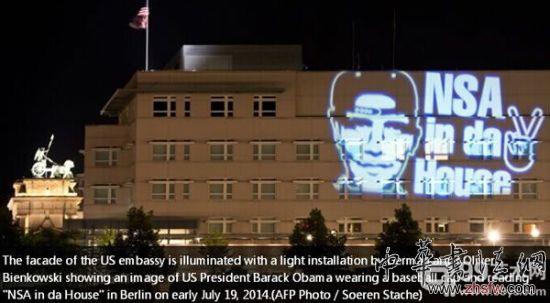 德國(guó)藝術(shù)家向美使館外投映字幕 抗議美監(jiān)控行為3