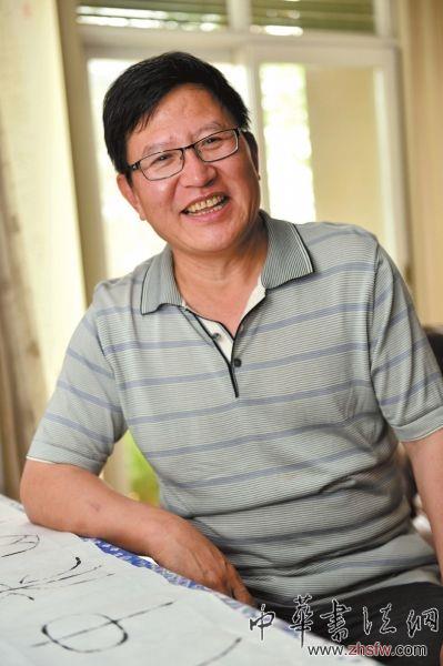 王念祥接受記者專訪，聊起書法與收藏。京華時(shí)報(bào)記者趙思衡攝