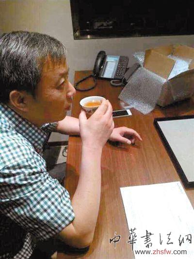 劉益謙在香港完成雞缸杯付款和交接環(huán)節(jié)，并將雞缸杯盛上茶，大喝了一口。