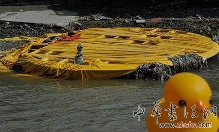 高18米的大黃鴨變“煎蛋”