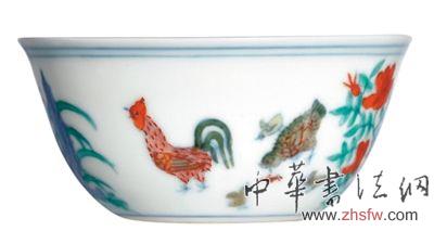 這一稀世之珍每每出現(xiàn)拍場(chǎng)便會(huì)掀起波瀾，創(chuàng)下中國(guó)瓷器的世界拍賣紀(jì)錄。其中雞缸杯曾在1980年及1999年拍賣，均刷新當(dāng)時(shí)中國(guó)瓷器拍賣紀(jì)錄。 直徑僅為8.2厘米 環(huán)繪公雞偕母雞領(lǐng)幼雛覓食。為此，雞缸杯即為飾子母雞圖的盛酒小杯。