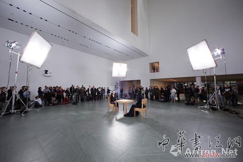 市場(chǎng)邊緣化與行為藝術(shù)的生存困境 阿布拉莫維奇行為表演現(xiàn)場(chǎng)