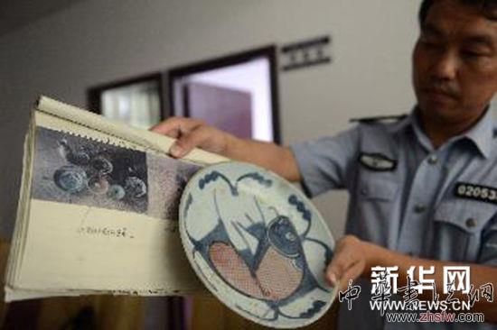 　8月20日，貴州省臺(tái)江縣警方向記者展示扣押物品，與2001年警方拍攝的原始卷宗照片作對(duì)比。