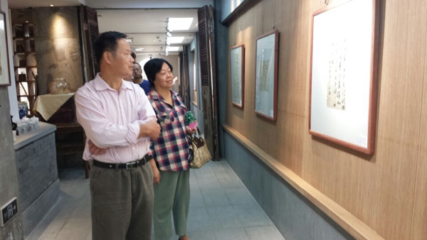 福建省書(shū)協(xié)副主席朱以撒觀展