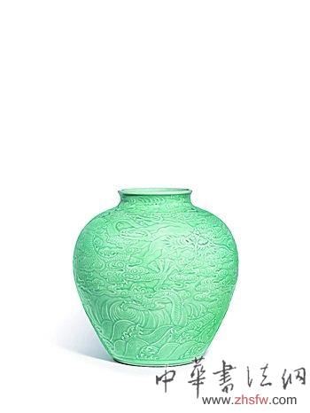 清乾隆粉青釉浮雕“蒼龍教子”圖罐。