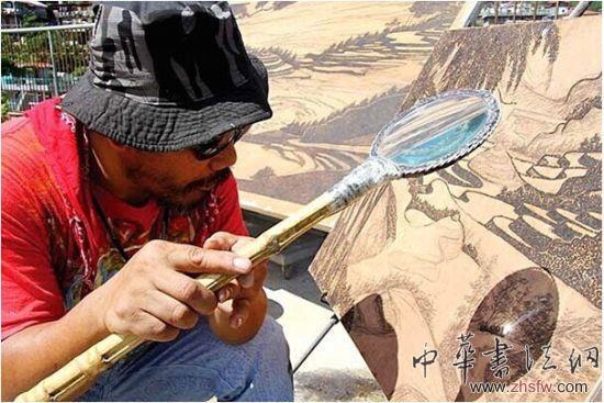 另類藝術(shù)家用日光作畫。（圖片來源：美國(guó)中文網(wǎng)）