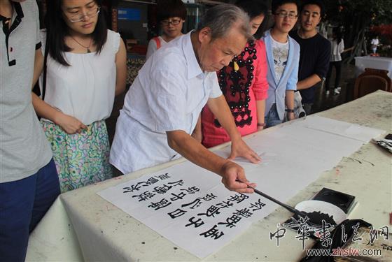 墨緣齋主張建忠：提筆揮毫書顯書法大家風采