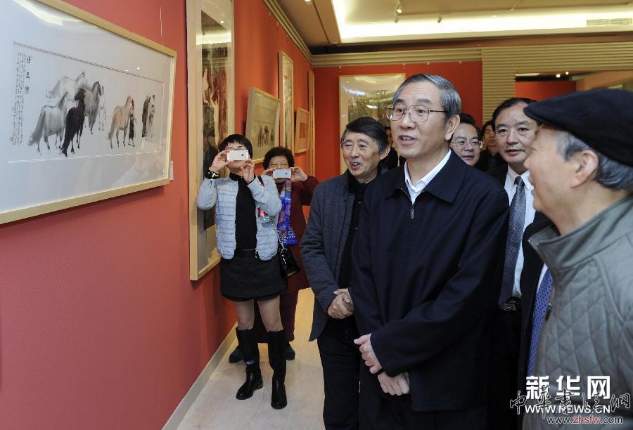 （新華網(wǎng)）馬飚參觀&ldquo;當(dāng)代國畫優(yōu)秀作品展&mdash;&mdash;四川作品展&rdquo;