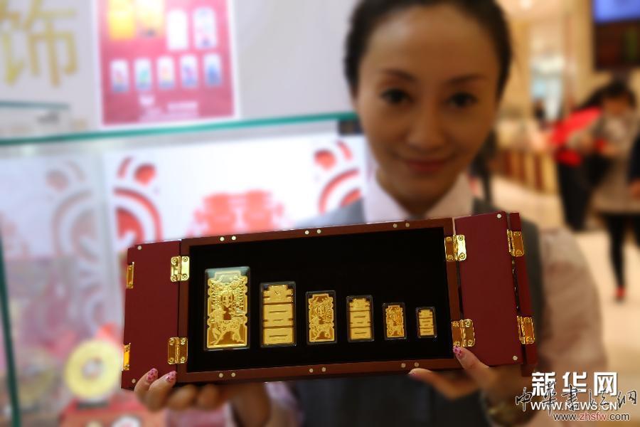 2015羊年生肖金銀紀(jì)念章在京發(fā)行 圖 (新華網(wǎng))2015羊年生肖金銀紀(jì)念章在京發(fā)行