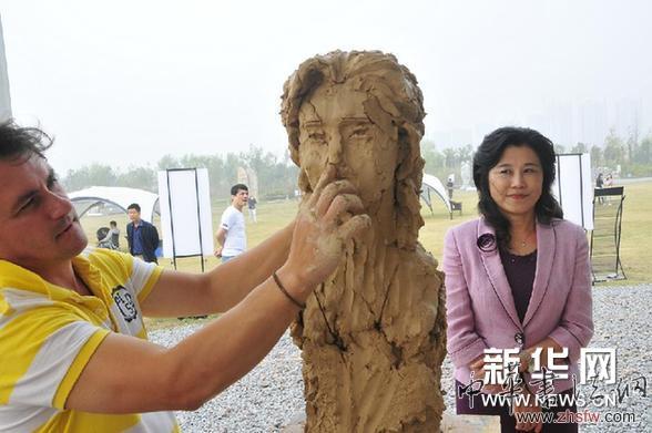 長(zhǎng)沙:為全國(guó)道德模范現(xiàn)場(chǎng)創(chuàng)作頭像雕塑 圖 (晚報(bào))(1)長(zhǎng)沙:為全國(guó)道德模范現(xiàn)場(chǎng)創(chuàng)作頭像雕塑