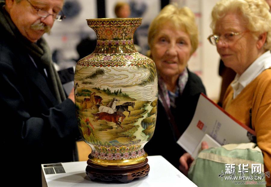 東西方藝術(shù)文化巴黎展開“對(duì)話” 組圖 (國際)(2)東西方藝術(shù)文化巴黎展開“對(duì)話”