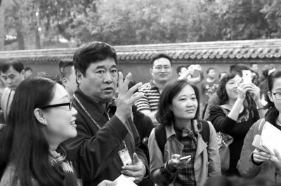 2014年10月10日，單霽翔帶領(lǐng)媒體記者參觀故宮御花園新恢復(fù)的水法景觀。京華時(shí)報(bào)記者王海欣攝