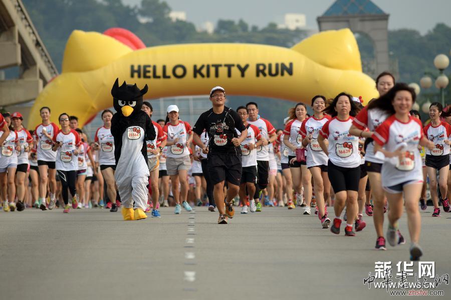 （體育）（2）新加坡舉行&ldquo;凱蒂貓跑&rdquo; 慶祝凱蒂貓40歲生日