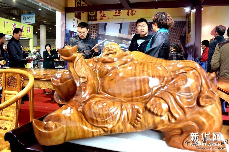 （新華網(wǎng)）（2） 福建金絲楠木雕亮相濟(jì)南展會(huì)