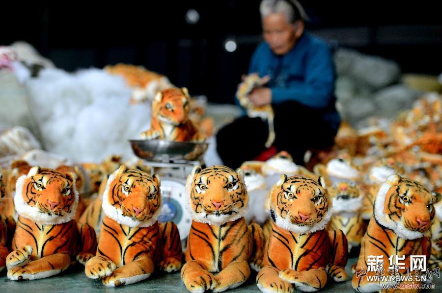 #（經濟）（1）河南夏邑：&ldquo;中國風&rdquo;手工藝品加工富村民