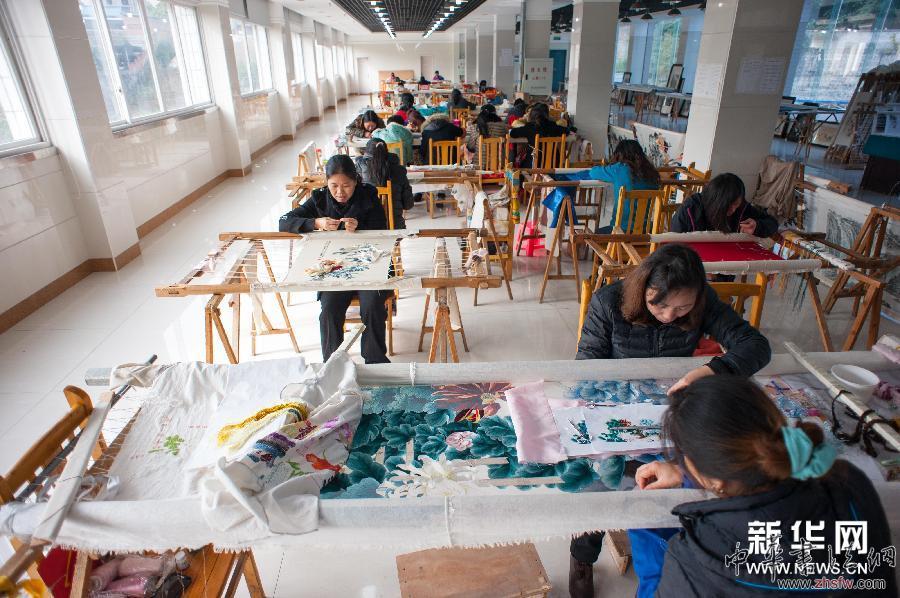 “三峽繡娘”傳承民間傳統(tǒng)工藝 組圖 (晚報)(2)“三峽繡娘”傳承民間傳統(tǒng)工藝