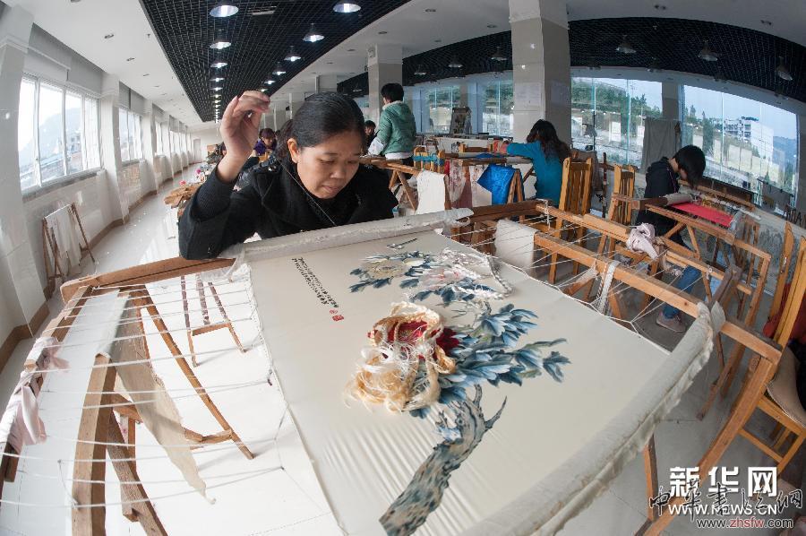 “三峽繡娘”傳承民間傳統(tǒng)工藝 組圖 (晚報)(1)“三峽繡娘”傳承民間傳統(tǒng)工藝