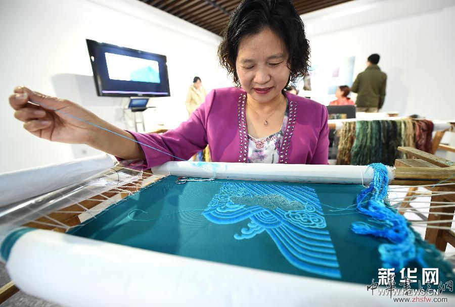 （文化）APEC&ldquo;新中裝&rdquo;宋錦、蘇繡藝術(shù)展南京開展