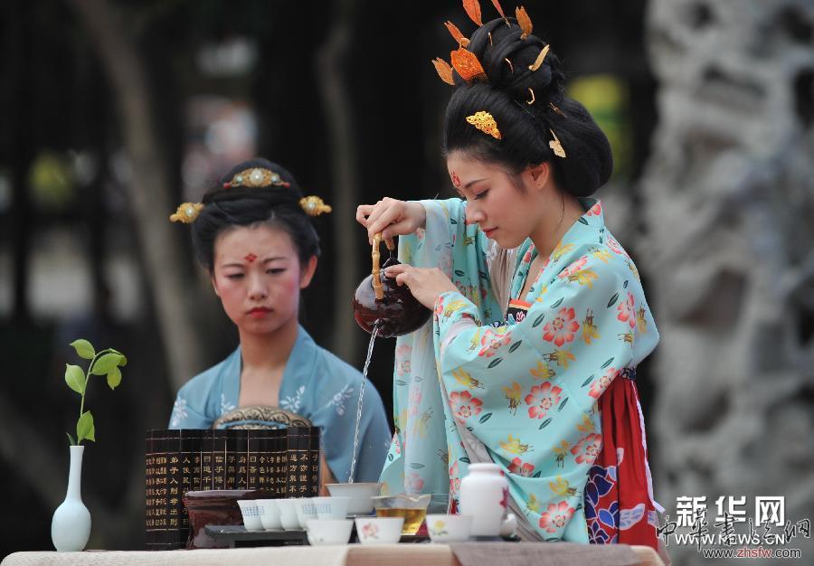 （晚報）（1）第二屆中華禮樂大會暨漢服文化節(jié)在廈門舉行