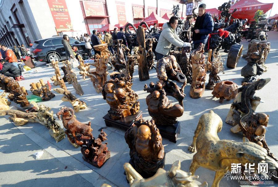 河北大城:“周二紅木大集”招來(lái)四方淘寶客 圖 (晚報(bào))(1)河北大城:“周二紅木大集”招來(lái)四方淘寶客