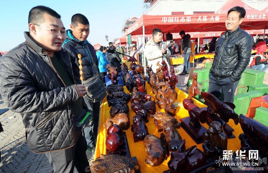 河北大城:“周二紅木大集”招來(lái)四方淘寶客 圖 (晚報(bào))(2)河北大城:“周二紅木大集”招來(lái)四方淘寶客