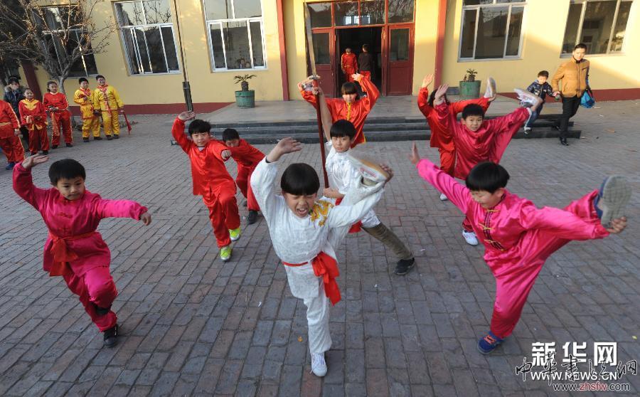 河北霸州:非遺文化進(jìn)校園 (晚報)(1)河北霸州:非遺文化進(jìn)校園