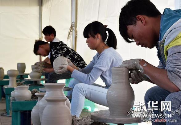 云南:華寧舉行陶藝?yán)魅珖?guó)邀請(qǐng)賽 圖 (晚報(bào))(1)云南:華寧舉行陶藝?yán)魅珖?guó)邀請(qǐng)賽