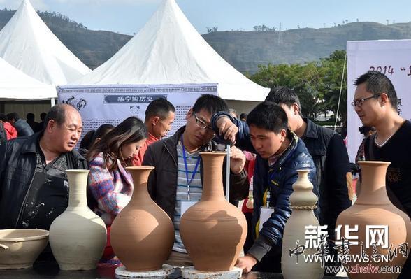 云南:華寧舉行陶藝?yán)魅珖?guó)邀請(qǐng)賽 圖 (晚報(bào))(2)云南:華寧舉行陶藝?yán)魅珖?guó)邀請(qǐng)賽