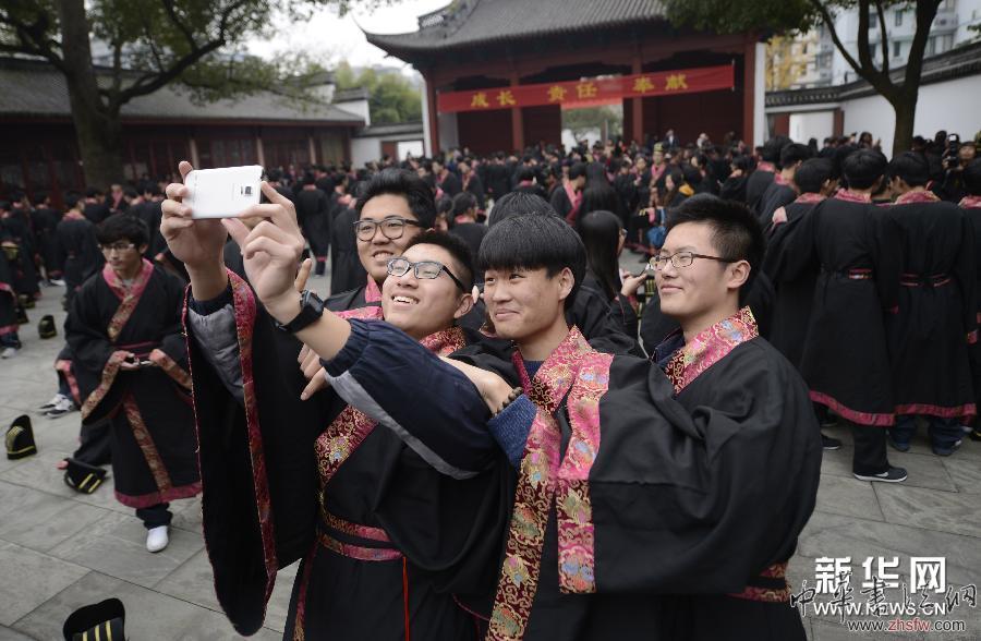 （社會）（2）杭州舉辦&ldquo;十八歲成人節(jié)&rdquo;宣誓活動