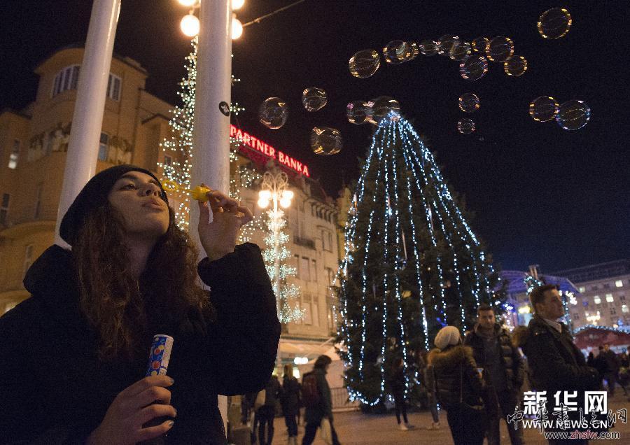 克羅地亞:圣誕彩燈烘托節(jié)日氣氛 組圖 (XHDW)(1)克羅地亞:圣誕彩燈烘托節(jié)日氣氛