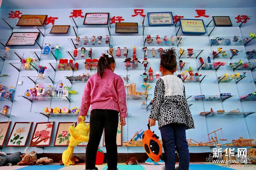 幼兒園老師變費(fèi)為寶制作玩教具 組圖 (晚報)(1)幼兒園老師變費(fèi)為寶制作玩教具