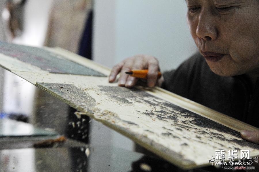 何立宏:讓木刻版畫走進(jìn)更多的普通市民家 圖 (圖片故事)(2)何立宏:讓木刻版畫走進(jìn)更多的普通市民家