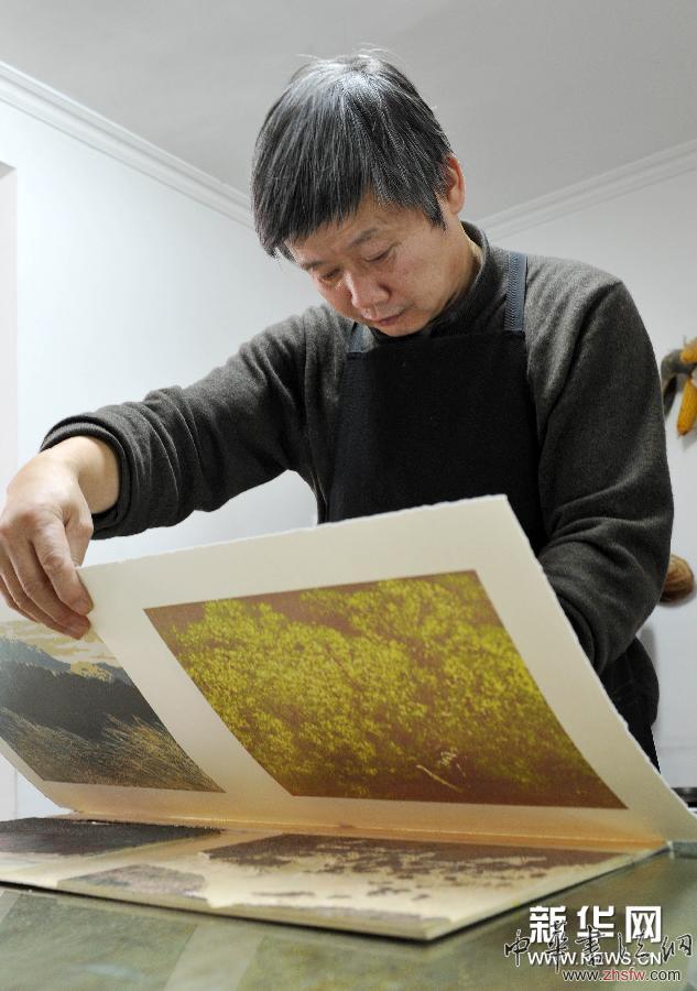 何立宏:讓木刻版畫走進(jìn)更多的普通市民家 圖 (圖片故事)(3)何立宏:讓木刻版畫走進(jìn)更多的普通市民家