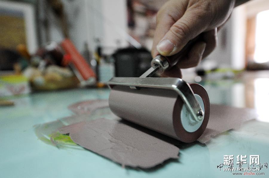 何立宏:讓木刻版畫走進(jìn)更多的普通市民家 圖 (圖片故事)(4)何立宏:讓木刻版畫走進(jìn)更多的普通市民家