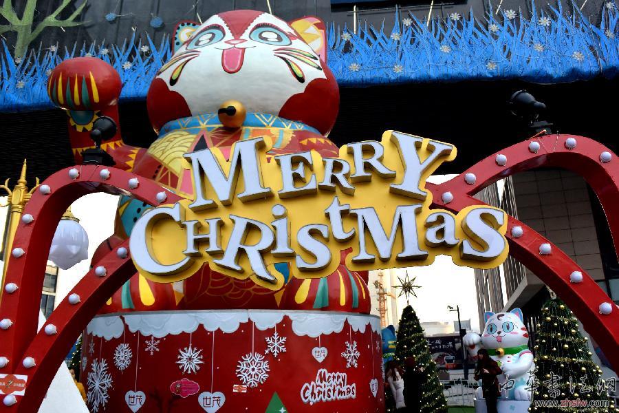 濟(jì)南:“招財貓”迎圣誕 (晚報)(1) 濟(jì)南:“招財貓”迎圣誕