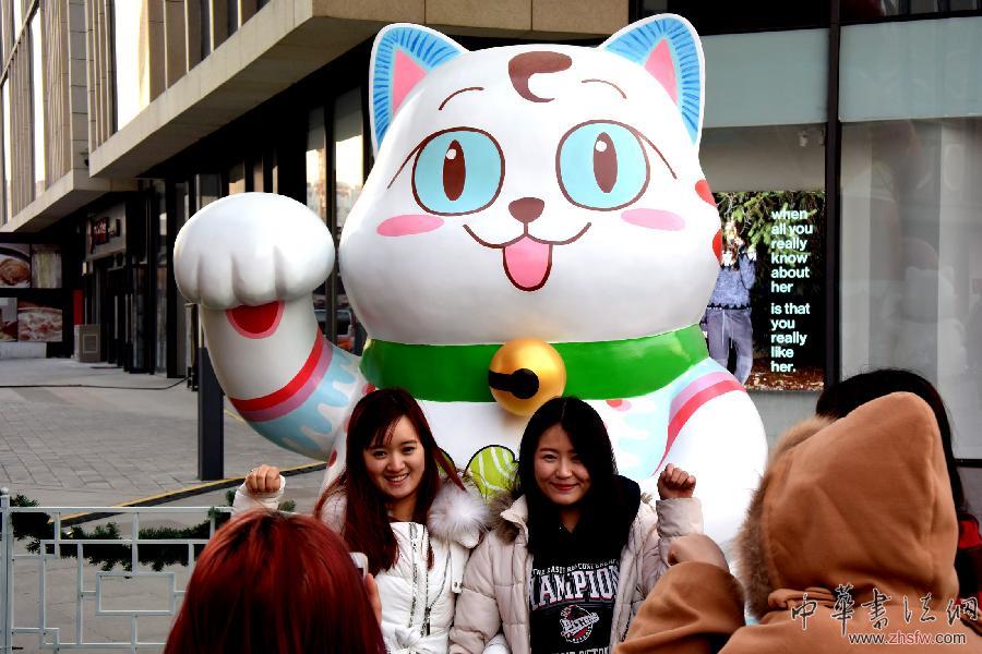 濟(jì)南:“招財貓”迎圣誕 (晚報)(2) 濟(jì)南:“招財貓”迎圣誕