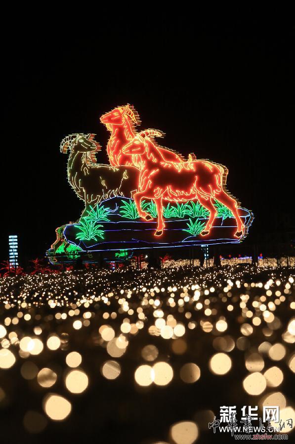 “三羊開(kāi)泰”彩燈亮相大連星海廣場(chǎng) 組圖 #(新華網(wǎng))(1)“三羊開(kāi)泰”彩燈亮相大連星海廣場(chǎng)