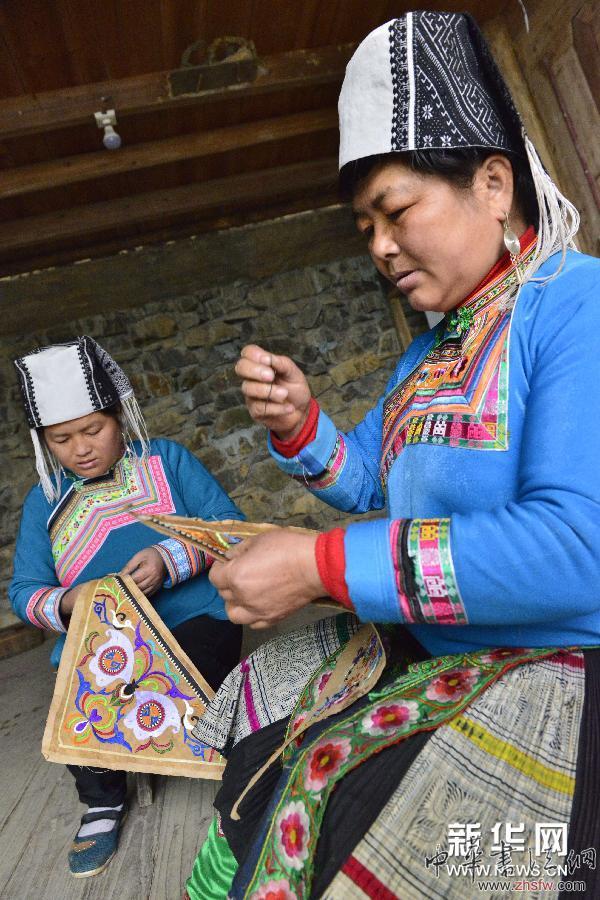 小工坊傳承苗族染繡技藝 (XHDW)(2)小工坊傳承苗族染繡技藝