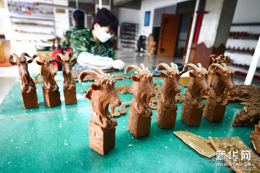 #（經(jīng)濟(jì)）（2）趕制&ldquo;羊&rdquo;工藝品 供應(yīng)節(jié)日市場