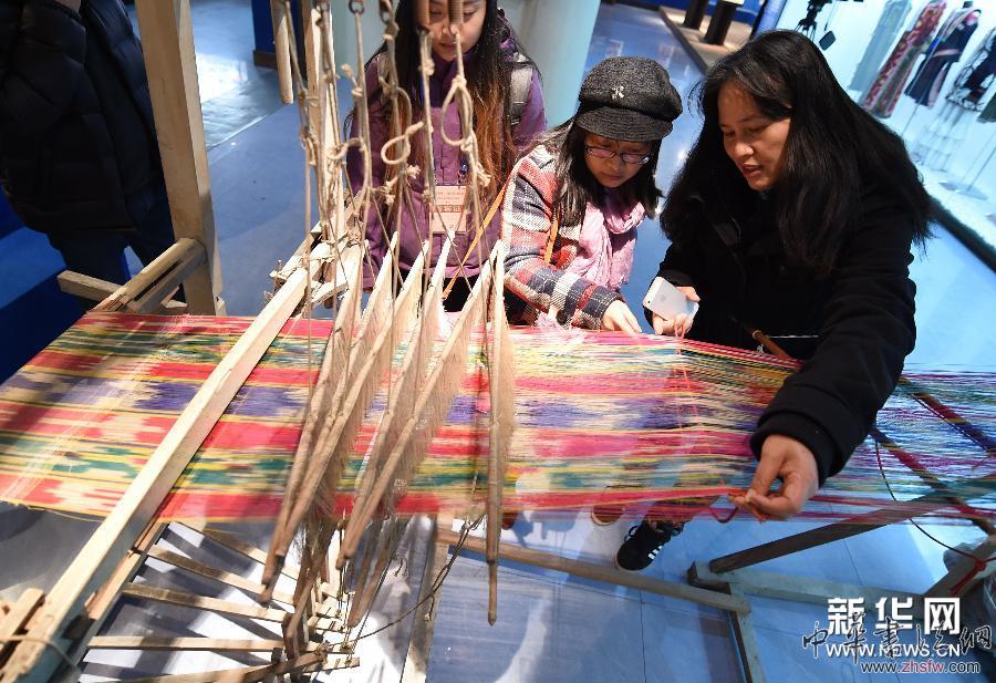 （晚報）（3）民族織錦、服飾匯展南京